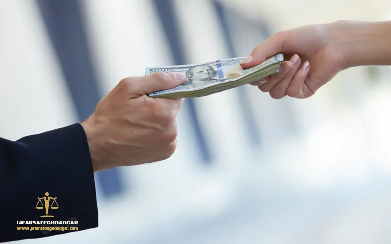 آیا پرداخت نفقه زن شاغل مشروط بر نیاز مالی زن می باشد؟